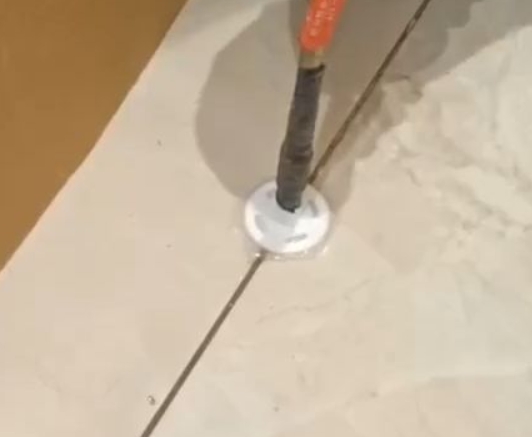 洛扎瓷砖空鼓维修公司专业解答瓷砖在铺贴过程中，如果没有涂抹均匀到位的粘结材料（如水泥砂浆或瓷砖胶），可能会导致以下问题
