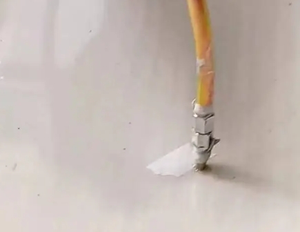 洛扎瓷砖空鼓维修公司专业解答在瓷砖铺贴过程中，如果使用的砂料过粗（如全部使用了粗砂），可能会导致以下问题