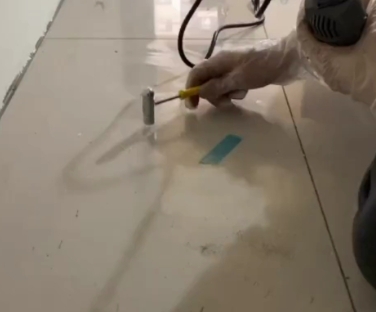 洛扎瓷砖开裂维修公司专业分享瓷砖在铺贴前如果没有沥干水分，将会导致以下问题